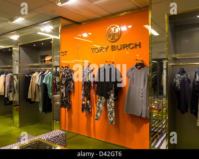 Tory Burch Moda Display, magazzino Bloomingdale's interno, NYC Foto Stock