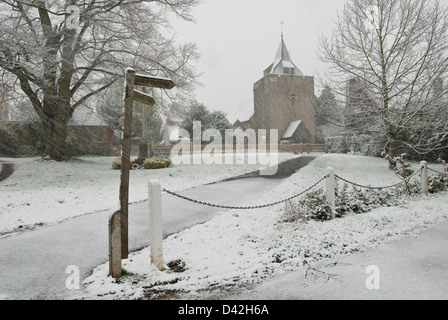 La caduta di neve di pilotaggio in Otford, Kent Foto Stock