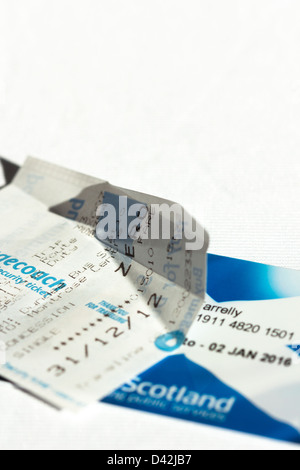 Bus ticket che mostra un costo zero e il Bus pass per senior citizen Scotland Regno Unito Foto Stock