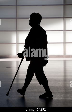 Berlino, Germania, la silhouette di un titolare di pensione o di rendita con una stampella Foto Stock