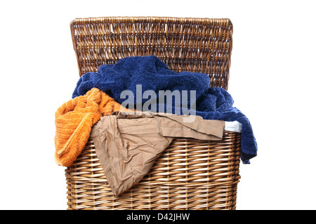 Biancheria sporca in un cesto di vimini Foto Stock