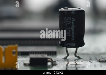 Componenti elettrici di schede a circuito stampato a livello macro tecnologia a montaggio superficiale Foto Stock