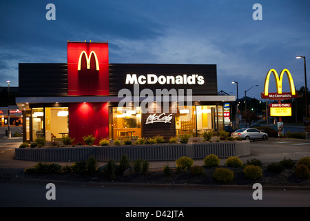 Un nuovo stile, ridisegnato McDoanld MC Cafè location al crepuscolo con insegne luminose a Halifax, Nova Scotia, Canada. Foto Stock