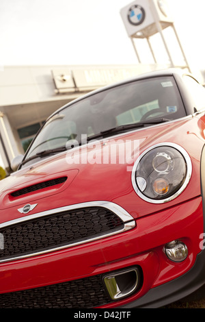 Un nuovo 2012 Red Mini Cooper S modello macchina davanti a una concessionaria BMW a Halifax, Nova Scotia, Canada. Foto Stock