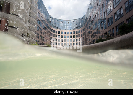 Berlino, Germania, onde di una fontana presso il Ministero Federale degli Interni Foto Stock