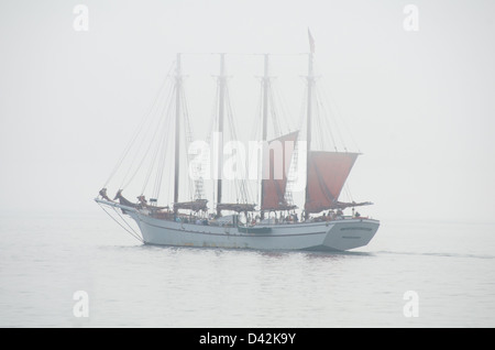 Quattro-masted schooner issare vele nella nebbia, Bar Harbor, Maine Foto Stock