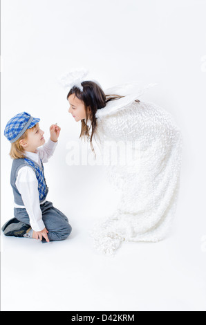 Un ragazzino che offrono un anello di una ragazza Foto Stock