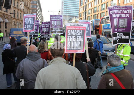 Unire le forze contro il fascismo terrà un contatore dimostrazione contro la difesa inglese League a Manchester il Sabato, 2 marzo 2013. Il UAF sfilato da Piccadilly Gardens di Albert Square e di estrema destra EDL sono stati condotti attraverso le strade di Manchester di Albert Square sono state un rally ha avuto luogo. Foto Stock