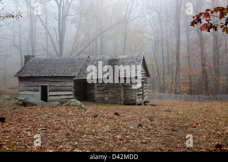 Vecchio e rustico log cabin, con la caduta di boschi in background, dal Great Smoky Mountain Park, in Tennessee Foto Stock