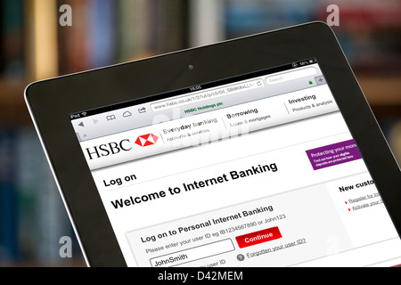 La registrazione su un HSBC Bank account su un iPad 4, REGNO UNITO Foto Stock