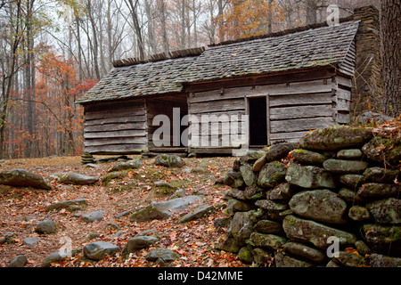 Vecchio e rustico log cabin, con la caduta di boschi in background, dal Great Smoky Mountain Park, in Tennessee Foto Stock