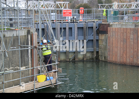 Molesey serratura chiusa per riparazioni, Hampton Court, East Molesey Surrey, Inghilterra, Gran Bretagna, Regno Unito, Europa REGNO UNITO Foto Stock