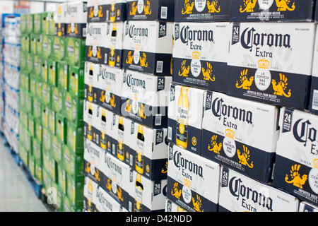 Birra corona sul visualizzatore in corrispondenza di un Costco Wholesale Club magazzino. Foto Stock