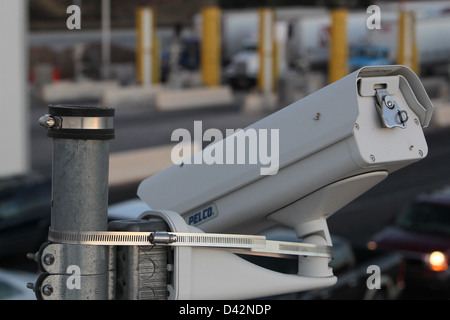 Le operazioni del CBP in Arizona hanno coinvolto pattuglie aeree e ispezioni di droga in vari punti di frontiera. Le unità canine hanno contribuito all'individuazione di sostanze illecite, mentre i funzionari hanno effettuato controlli nei porti di entrata. Queste operazioni sono fondamentali per mantenere la sicurezza delle frontiere e prevenire le attività illegali. Foto Stock