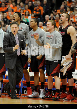 2 marzo 2013 - Syracuse, NY, Stati Uniti d'America - 2 Marzo 2013: Il banco di Louisville mostra emozione come il Louisville Cardinali sconfitto il Syracuse 58-53 arancione al Carrier Dome in Syracuse, New York. Foto Stock