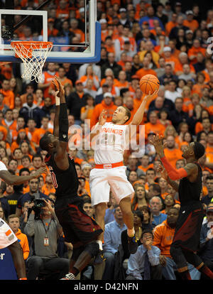 2 marzo 2013 - Syracuse, NY, Stati Uniti d'America - 2 Marzo 2013: Siracusa guard Brandon triche (20) spara per due come il Louisville Cardinali sconfitto il Syracuse 58-53 arancione al Carrier Dome in Syracuse, New York. Foto Stock