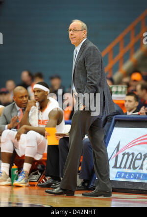 2 marzo 2013 - Syracuse, NY, Stati Uniti d'America - 2 Marzo 2013: Siracusa head coach Jim Boeheim guarda come il Louisville Cardinali sconfitto il Syracuse 58-53 arancione al Carrier Dome in Syracuse, New York. Foto Stock