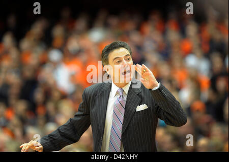 2 marzo 2013 - Syracuse, NY, Stati Uniti d'America - 2 Marzo 2013: Louisville head coach Rick Pitino offre direzione come il Louisville Cardinali sconfitto il Syracuse 58-53 arancione al Carrier Dome in Syracuse, New York. Foto Stock