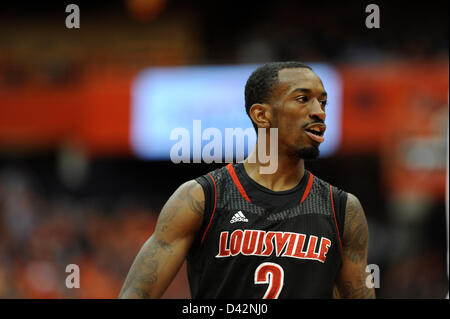 2 marzo 2013 - Syracuse, NY, Stati Uniti d'America - 2 Marzo 2013: Louisville guard Russ Smith (2) assume un momento come il Louisville Cardinali sconfitto il Syracuse 58-53 arancione al Carrier Dome in Syracuse, New York. Foto Stock