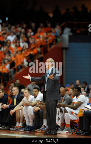 2 marzo 2013 - Syracuse, NY, Stati Uniti d'America - 2 Marzo 2013: Siracusa head coach Jim Boeheim domande l'arbitro come il Louisville Cardinali sconfitto il Syracuse 58-53 arancione al Carrier Dome in Syracuse, New York. Foto Stock