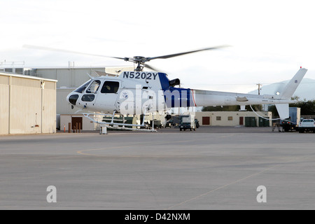 In Arizona, il CBP ha condotto operazioni che coinvolgono la sorveglianza aerea, ispezioni canine e rilevamento di droga nei porti di entrata. Gli ufficiali utilizzarono elicotteri ASTAR, aerei Blackhawk e squadre canine per monitorare e arrestare le attività illegali lungo il confine tra Stati Uniti e Messico. Foto Stock