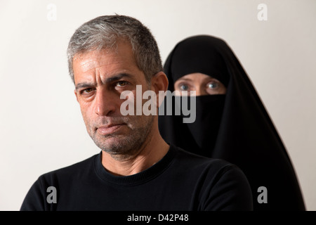 Berlino, Germania, Shahram Entekhabi con una donna in chador Foto Stock