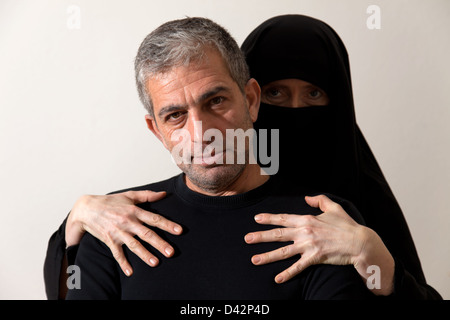 Berlino, Germania, Shahram Entekhabi con una donna in chador Foto Stock