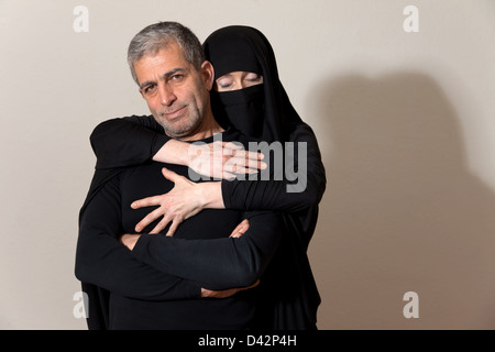 Berlino, Germania, Shahram Entekhabi con una donna in chador Foto Stock