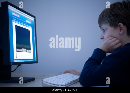 Berlino, Germania, un ragazzo giocando sul computer Foto Stock