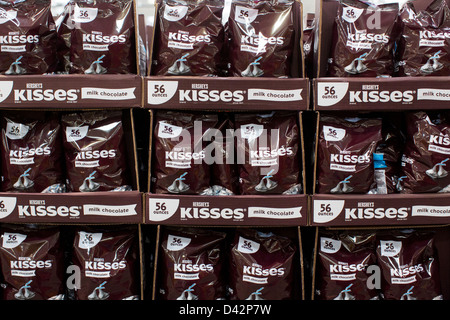 Hershey's baci sul visualizzatore in corrispondenza di un Costco Wholesale Club magazzino. Foto Stock