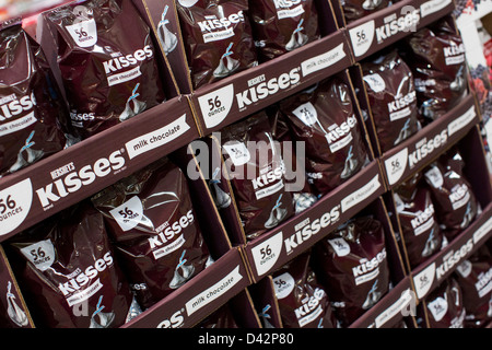 Hershey's baci sul visualizzatore in corrispondenza di un Costco Wholesale Club magazzino. Foto Stock