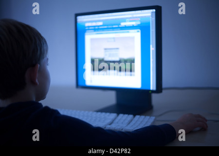 Berlino, Germania, un ragazzo giocando sul computer Foto Stock