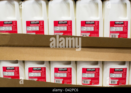 Kirkland latte sul visualizzatore in corrispondenza di un Costco Wholesale Club magazzino. Foto Stock