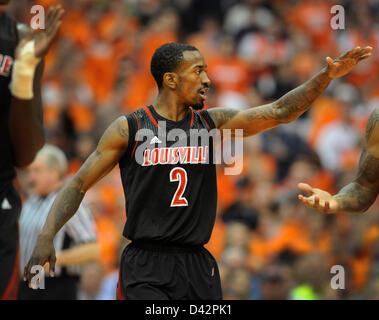 2 marzo 2013 - Syracuse, NY, Stati Uniti d'America - 2 Marzo 2013: Louisville guard Russ Smith (2) sente la vittoria come il Louisville Cardinali sconfitto il Syracuse 58-53 arancione al Carrier Dome in Syracuse, New York. Foto Stock