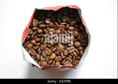 Berlino, Germania, una libbra di caffè tostato fagioli in un pacchetto vuoto Foto Stock