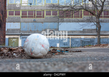 Un calcio abbandonati in mezzo al condannato edifici della Heygate Estate Foto Stock