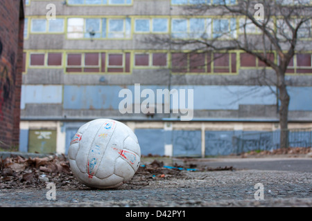 Un calcio abbandonati in mezzo al condannato edifici della Heygate Estate Foto Stock