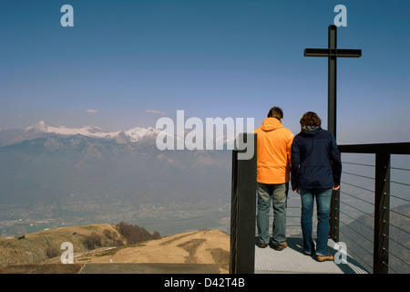 Il Monte Tamaro, Svizzera, i visitatori possono godersi il Aussischt della Cappella di Santa Maria degli Angeli Foto Stock