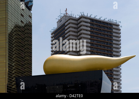 Unica fiamma oro scultura o Flamme d'Or, presso la Asahi Super Dry Hall di birra progettato dall architetto francese Philippe Starck. Foto Stock