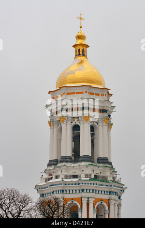 Parte superiore del grande campanile di Pechersk Lavra monastero a Kiev in Ucraina. Costruito in 1731-1745. Patrimonio mondiale dell'UNESCO. Foto Stock