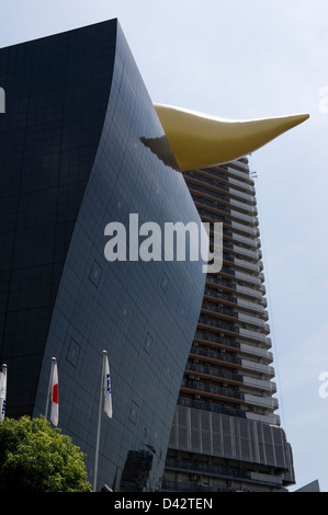 Unica fiamma oro scultura o Flamme d'Or, presso la Asahi Super Dry Hall di birra progettato dall architetto francese Philippe Starck. Foto Stock