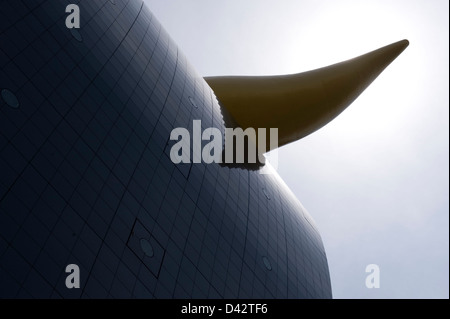 Unica fiamma oro scultura o Flamme d'Or, presso la Asahi Super Dry Hall di birra progettato dall architetto francese Philippe Starck. Foto Stock