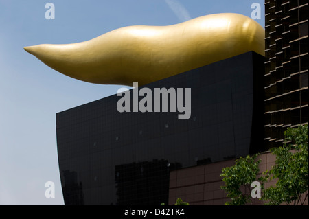 Unica fiamma oro scultura o Flamme d'Or, presso la Asahi Super Dry Hall di birra progettato dall architetto francese Philippe Starck. Foto Stock