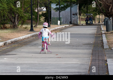 Imparare a usare la bicicletta al giorno di sole Foto Stock