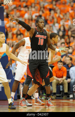 2 marzo 2013 - Syracuse, NY, Stati Uniti d'America - 2 Marzo 2013: centro di Louisville Gorgui Dieng (10) in azione come il Louisville Cardinali sconfitto il Syracuse 58-53 arancione al Carrier Dome in Syracuse, New York. Foto Stock