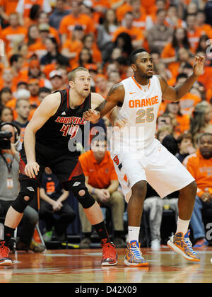 2 marzo 2013 - Syracuse, NY, Stati Uniti d'America - 2 Marzo 2013: Louisville avanti Stephan Van Treese (44) e Siracusa in avanti Rakeem Natale (25) in azione come il Louisville Cardinali sconfitto il Syracuse 58-53 arancione al Carrier Dome in Syracuse, New York. Foto Stock