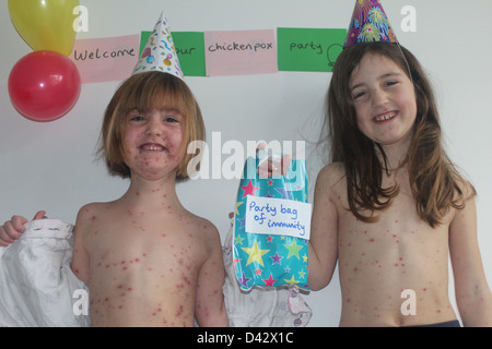 Due ragazze avente una parte di varicella Foto Stock