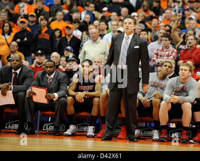 2 marzo 2013 - Syracuse, NY, Stati Uniti d'America - 2 Marzo 2013: Louisville head coach Rick Pitino guarda come il Louisville Cardinali sconfitto il Syracuse 58-53 arancione al Carrier Dome in Syracuse, New York. Foto Stock