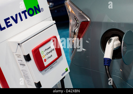 Un plug-in electric Toyota Prius sul display a 2013 Washington, DC Auto Show. Foto Stock
