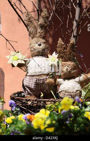 Decorazione di pasqua, bunny di paglia in Riquewihr, Alsazia, Francia Foto Stock
